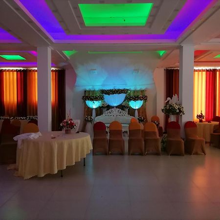 Avanya Hotel And Reception Hall Angunakolapelessa Exterior photo