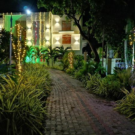 Avanya Hotel And Reception Hall Angunakolapelessa Exterior photo