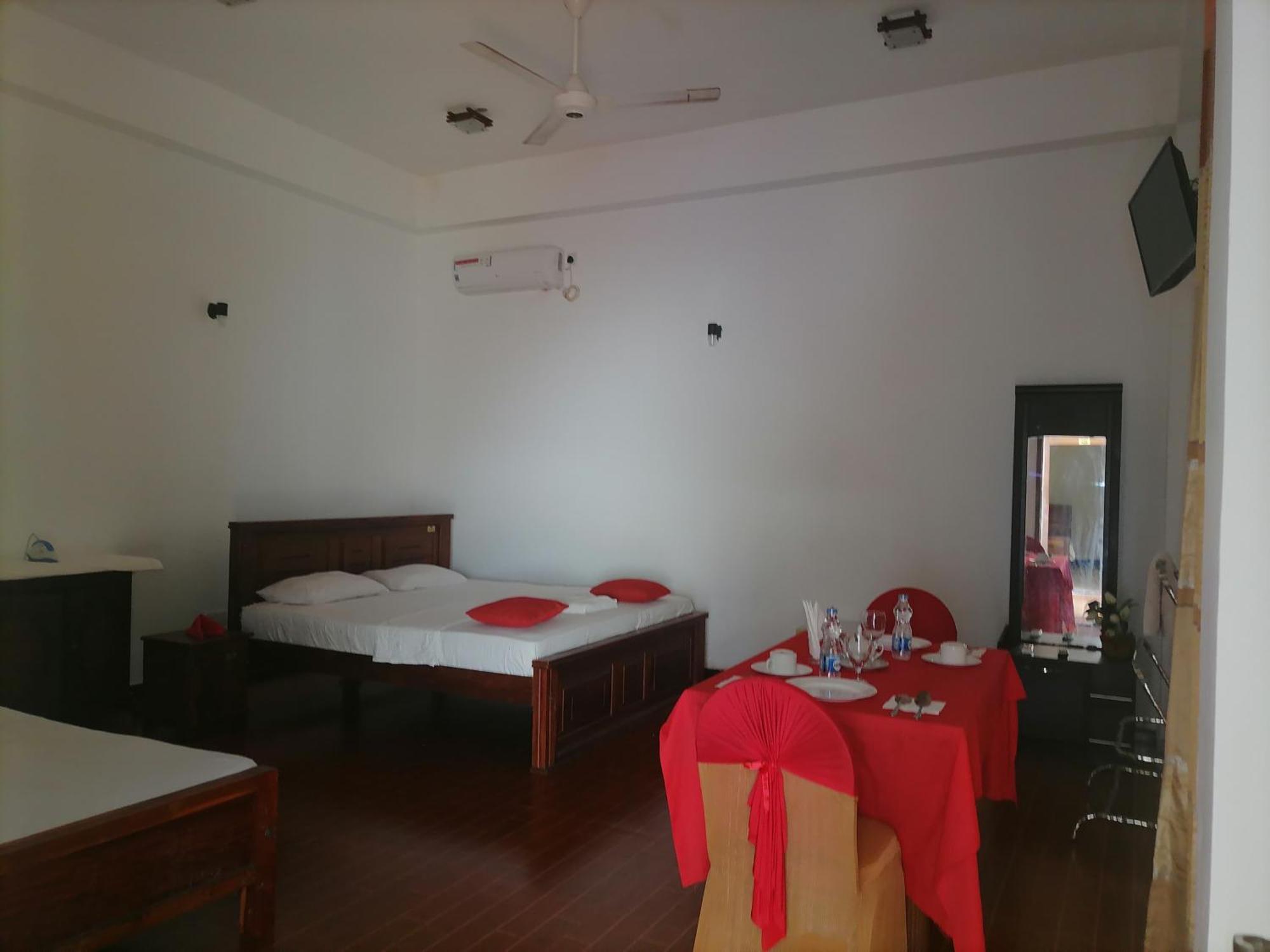 Avanya Hotel And Reception Hall Angunakolapelessa Exterior photo