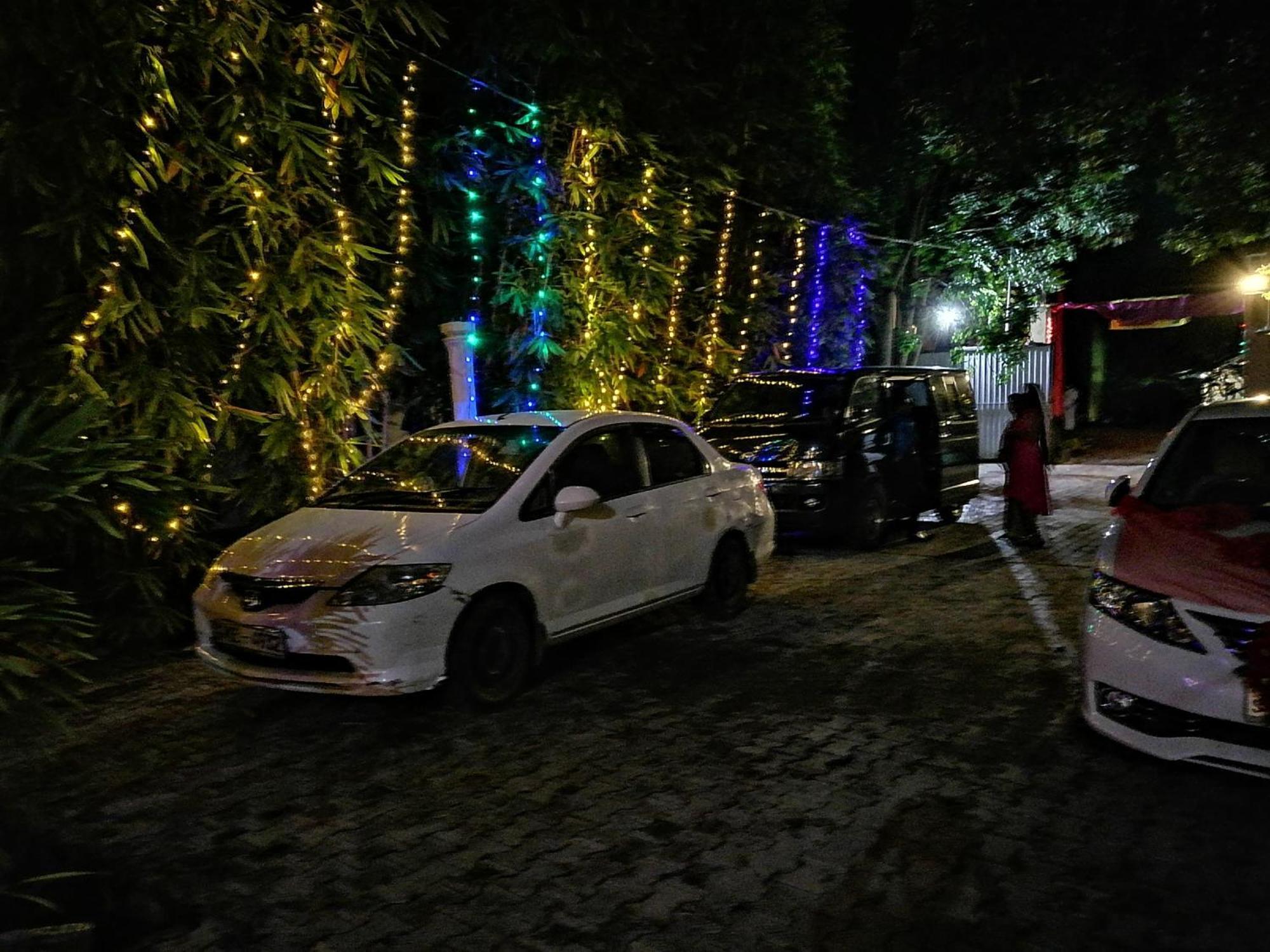 Avanya Hotel And Reception Hall Angunakolapelessa Exterior photo