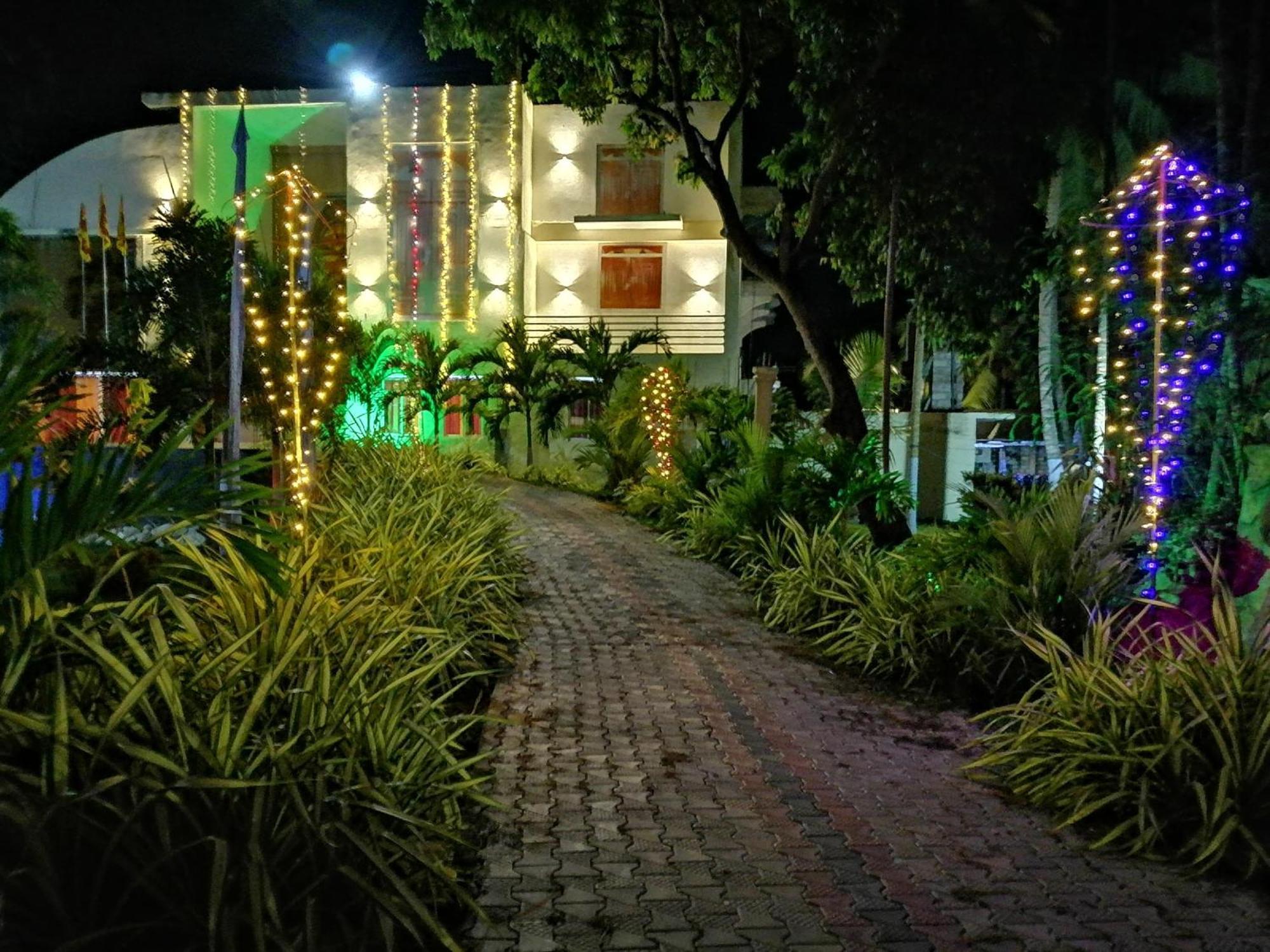 Avanya Hotel And Reception Hall Angunakolapelessa Exterior photo