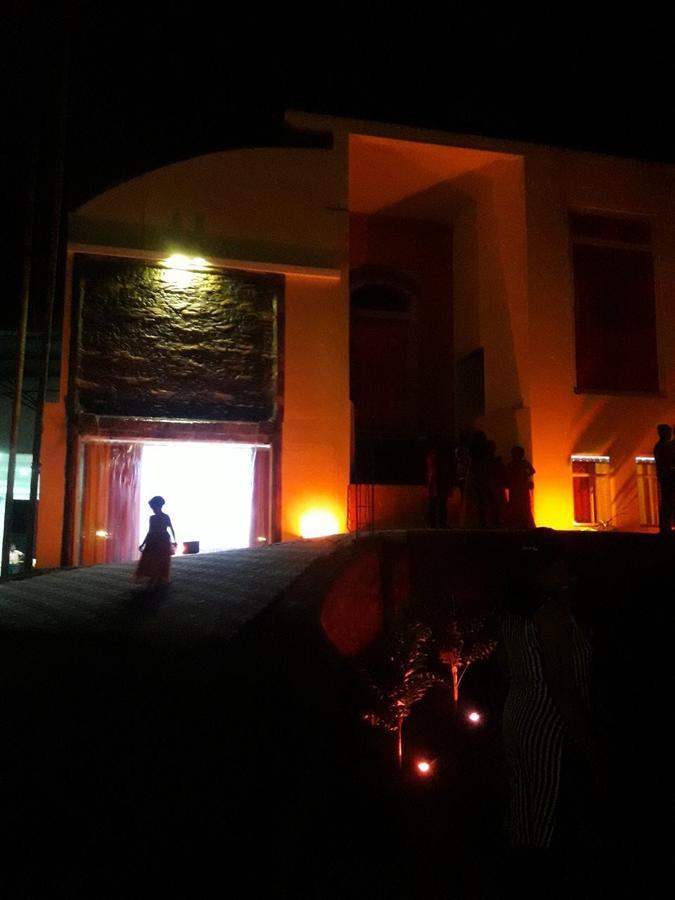 Avanya Hotel And Reception Hall Angunakolapelessa Exterior photo