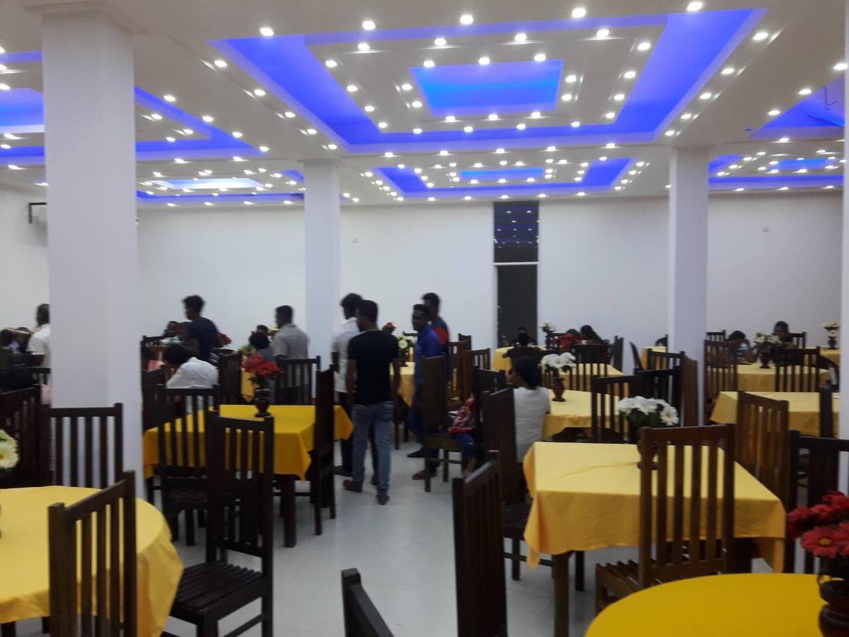 Avanya Hotel And Reception Hall Angunakolapelessa Exterior photo