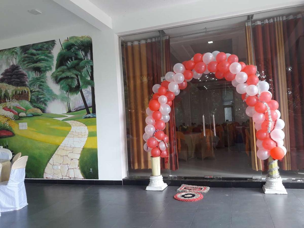 Avanya Hotel And Reception Hall Angunakolapelessa Exterior photo