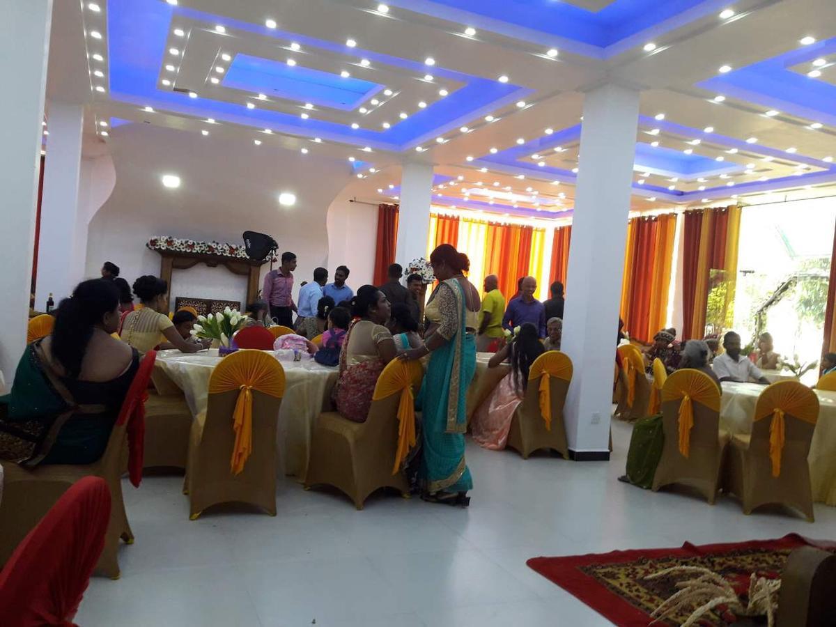 Avanya Hotel And Reception Hall Angunakolapelessa Exterior photo