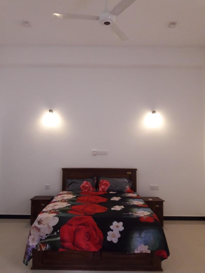 Avanya Hotel And Reception Hall Angunakolapelessa Exterior photo