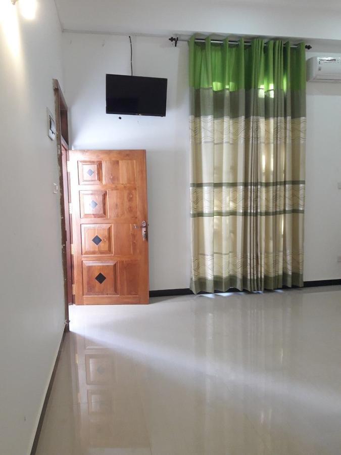 Avanya Hotel And Reception Hall Angunakolapelessa Exterior photo