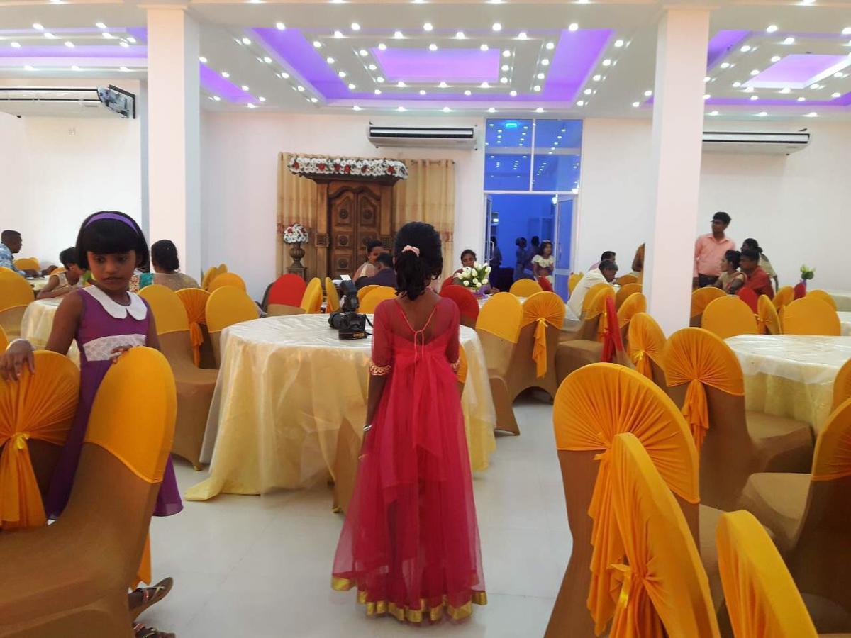 Avanya Hotel And Reception Hall Angunakolapelessa Exterior photo